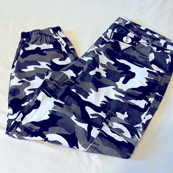 CAMO CARGO JEANS NWT - Picture 3 of 6